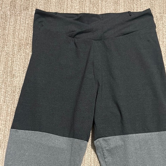 Gymshark Women’s Leggings Size M Gray Two Tone Criss Cross Waist - Picture 3 of 10